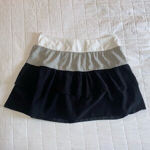 Banana Republic black, gray, & white tiered mini skirt